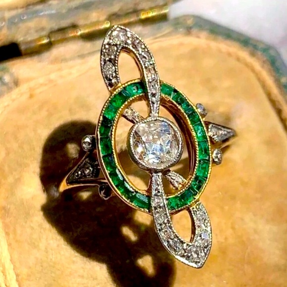 Cubic Zirconia and Emerald Vintage Ring - Picture 3 of 9